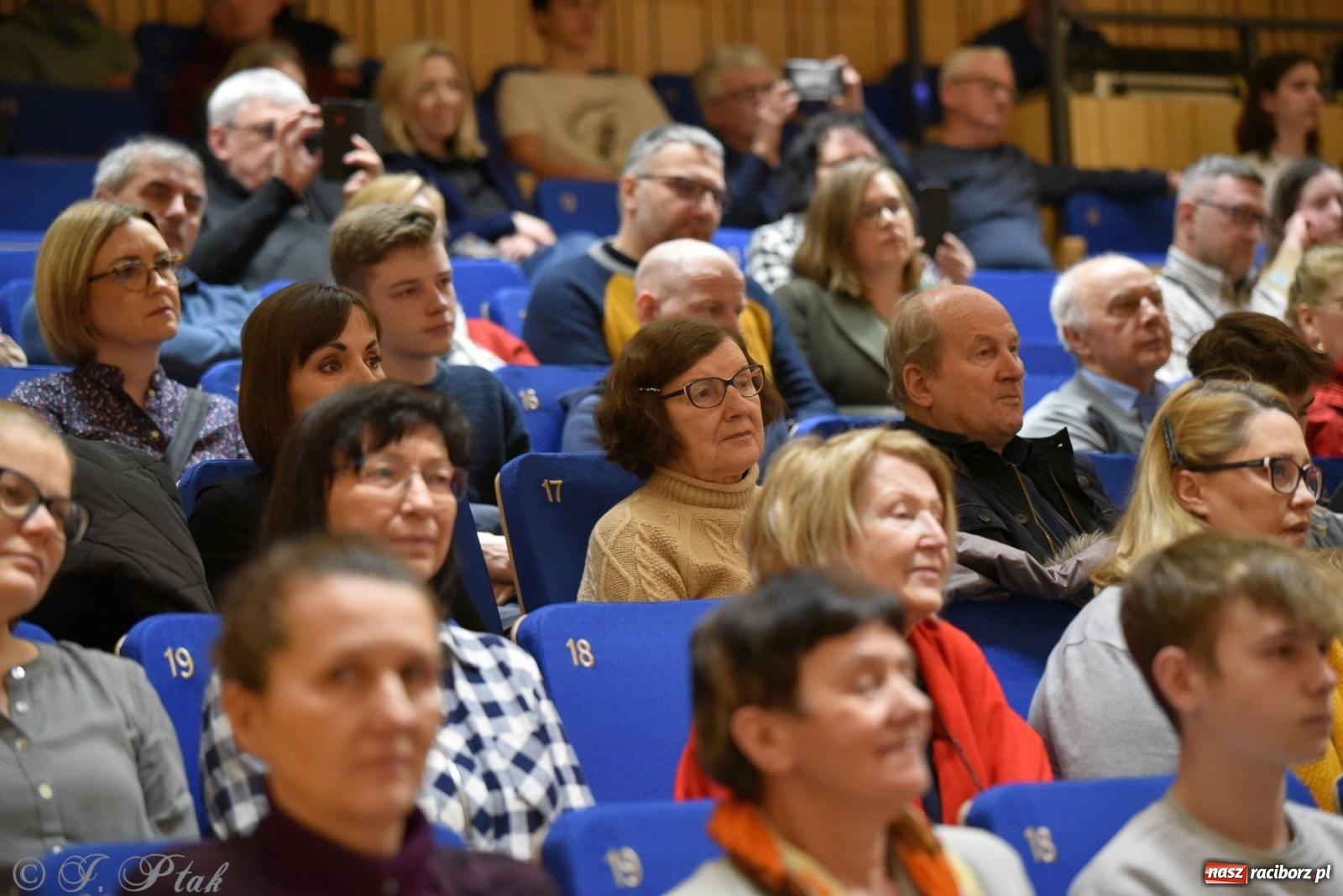 Zdjęcie w galerii na portalu naszraciborz.pl: Muzyka gospel wypełniła salę koncertową raciborskiej szkoły muzycznej wiadomości z regionu