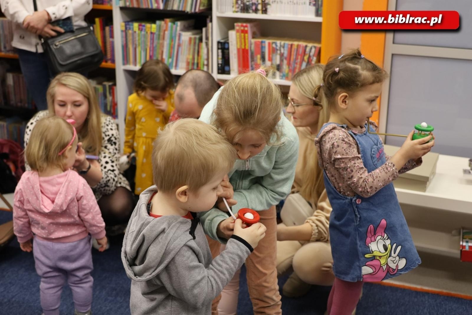 Zdjęcie w galerii na portalu naszraciborz.pl: Kicia Kocia w raciborskiej bibliotece wiadomości z regionu
