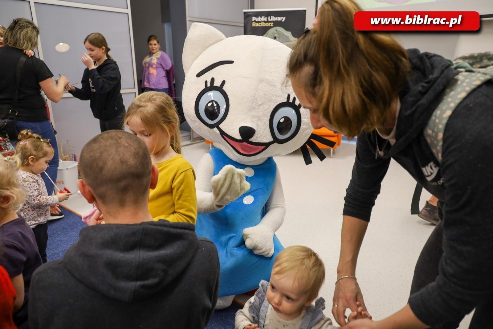 Zdjęcie w galerii na portalu naszraciborz.pl: Kicia Kocia w raciborskiej bibliotece wiadomości z regionu