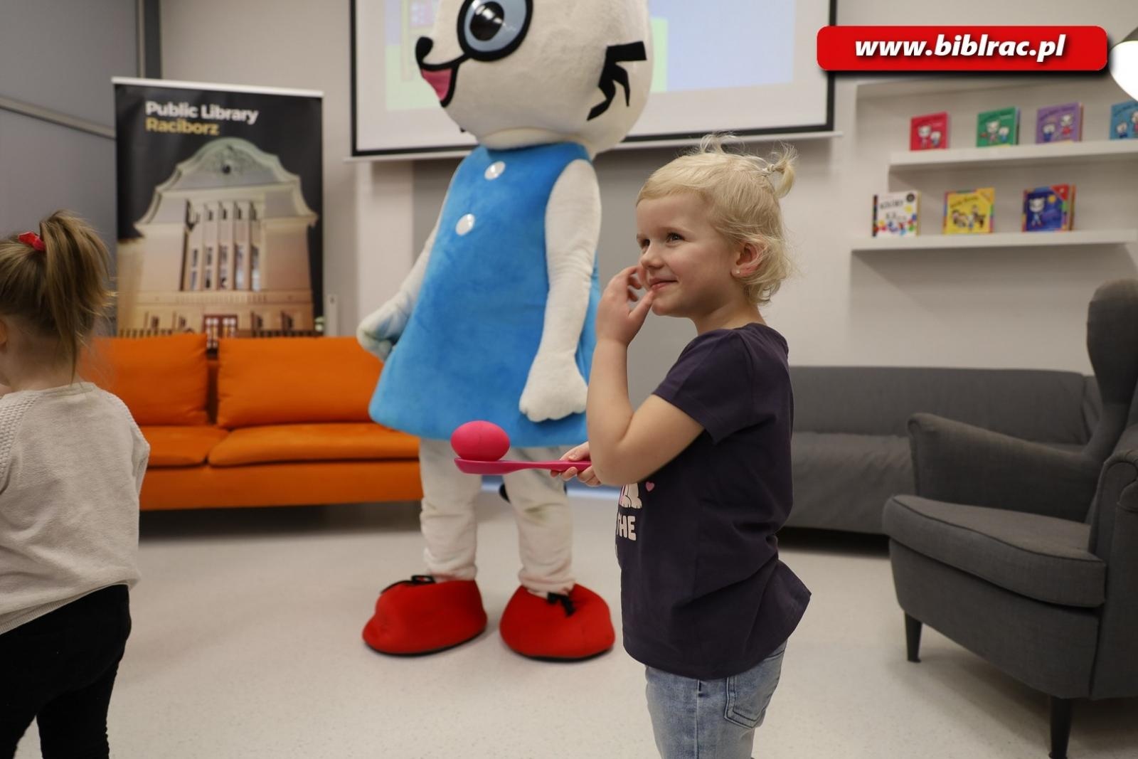 Zdjęcie w galerii na portalu naszraciborz.pl: Kicia Kocia w raciborskiej bibliotece wiadomości z regionu