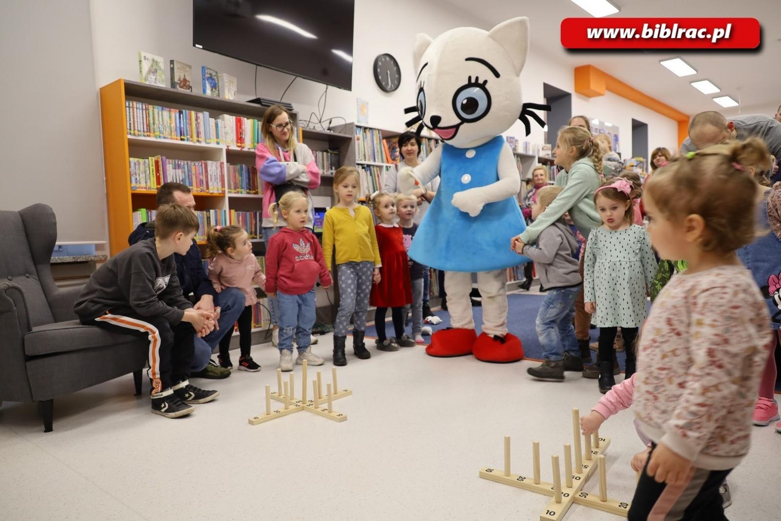 Zdjęcie w galerii na portalu naszraciborz.pl: Kicia Kocia w raciborskiej bibliotece wiadomości z regionu