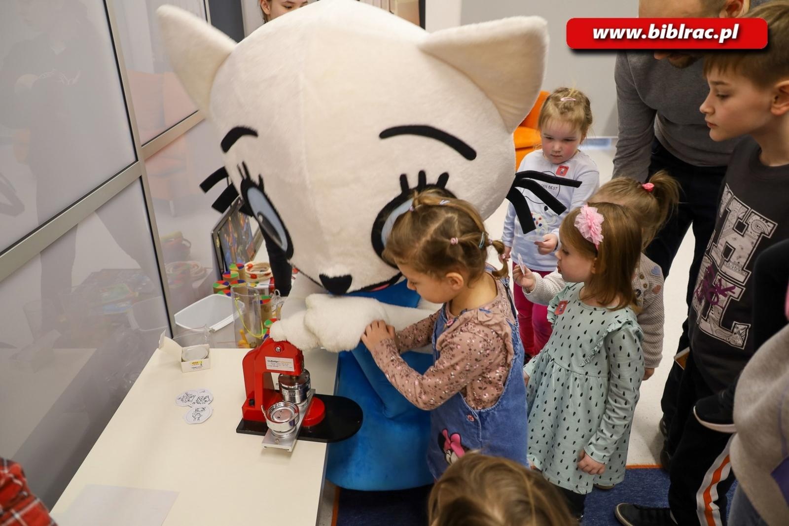 Zdjęcie w galerii na portalu naszraciborz.pl: Kicia Kocia w raciborskiej bibliotece wiadomości z regionu
