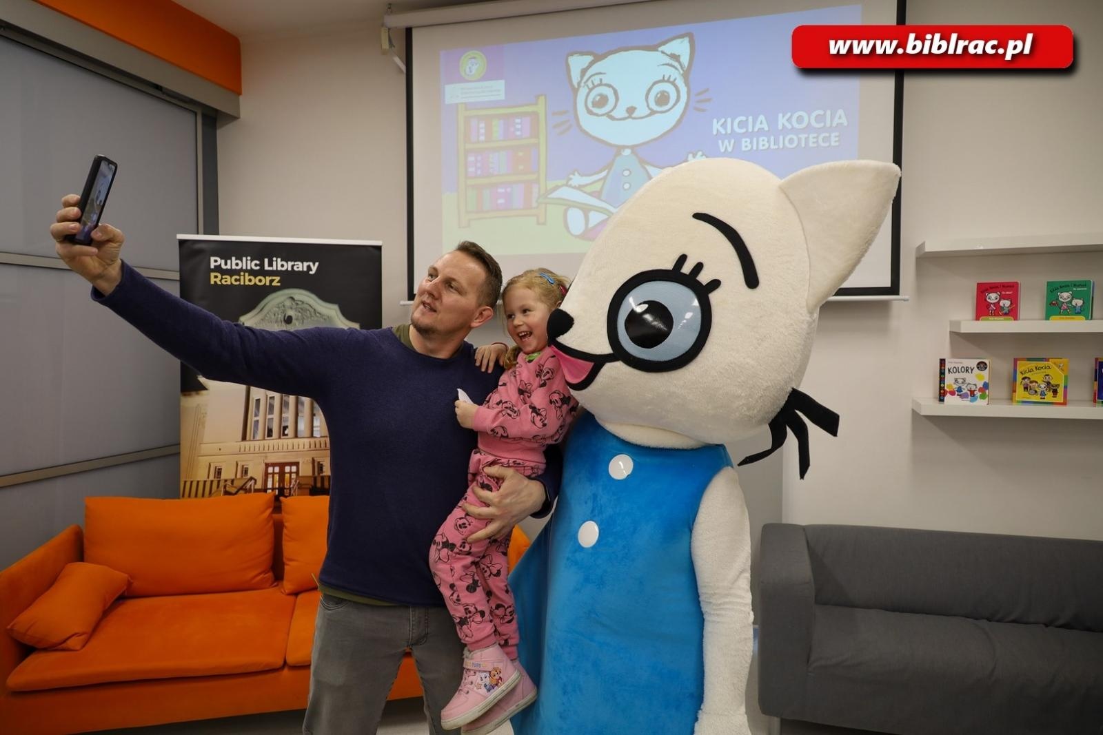 Zdjęcie w galerii na portalu naszraciborz.pl: Kicia Kocia w raciborskiej bibliotece wiadomości z regionu