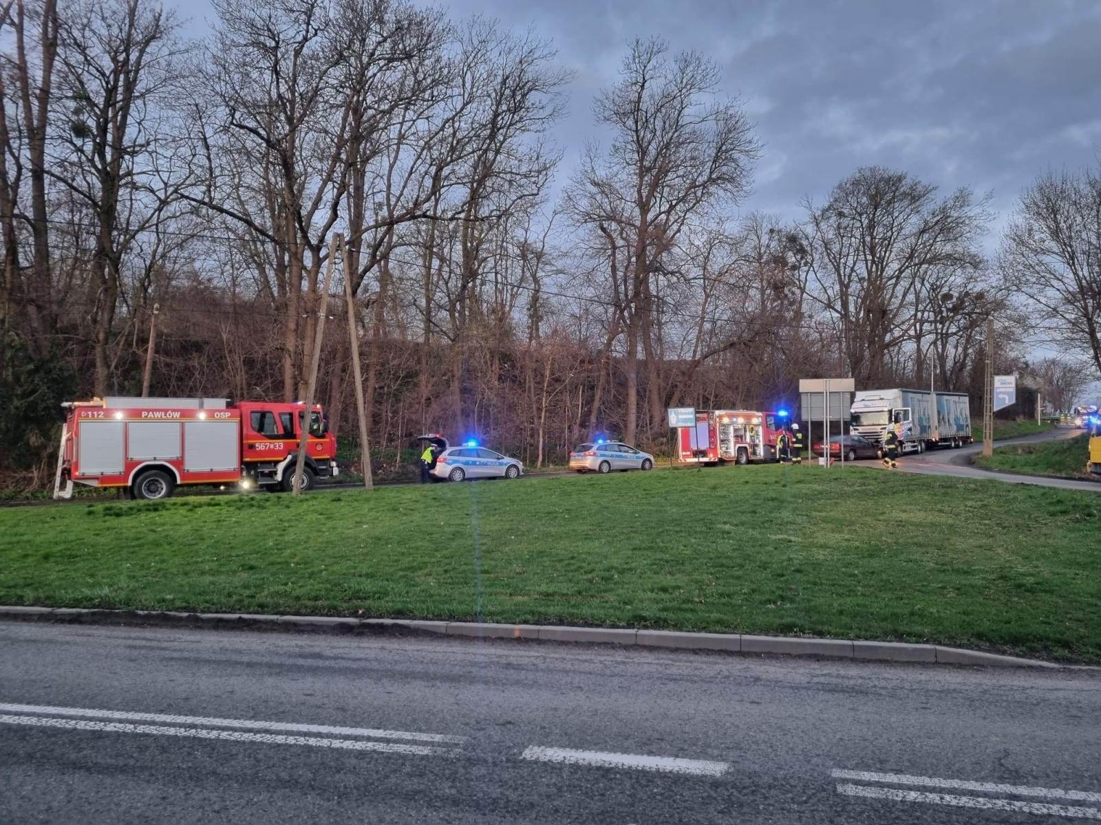 Zdjęcie w galerii na portalu naszraciborz.pl: Wypadek w Pawłowie. Mercedes zderzył się ze scanią [FOTO] wiadomości z regionu
