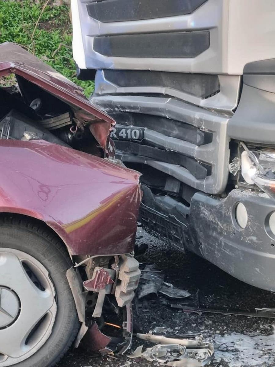 Zdjęcie w galerii na portalu naszraciborz.pl: Wypadek w Pawłowie. Mercedes zderzył się ze scanią [FOTO] wiadomości z regionu