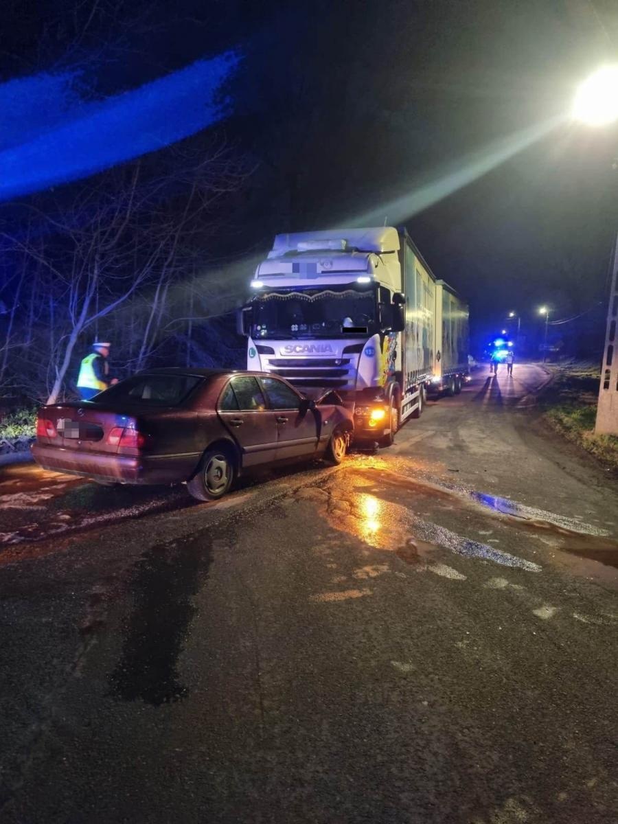 Zdjęcie w galerii na portalu naszraciborz.pl: Wypadek w Pawłowie. Mercedes zderzył się ze scanią [FOTO] wiadomości z regionu