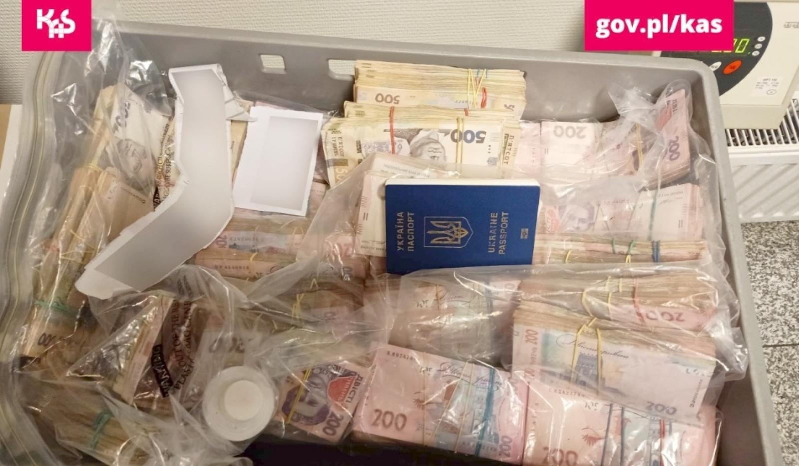Zdjęcie w galerii na portalu naszraciborz.pl: Mandaty karne za gotówkę w bagażu. Ile można przewieźć bez zgłoszenia wiadomości z regionu
