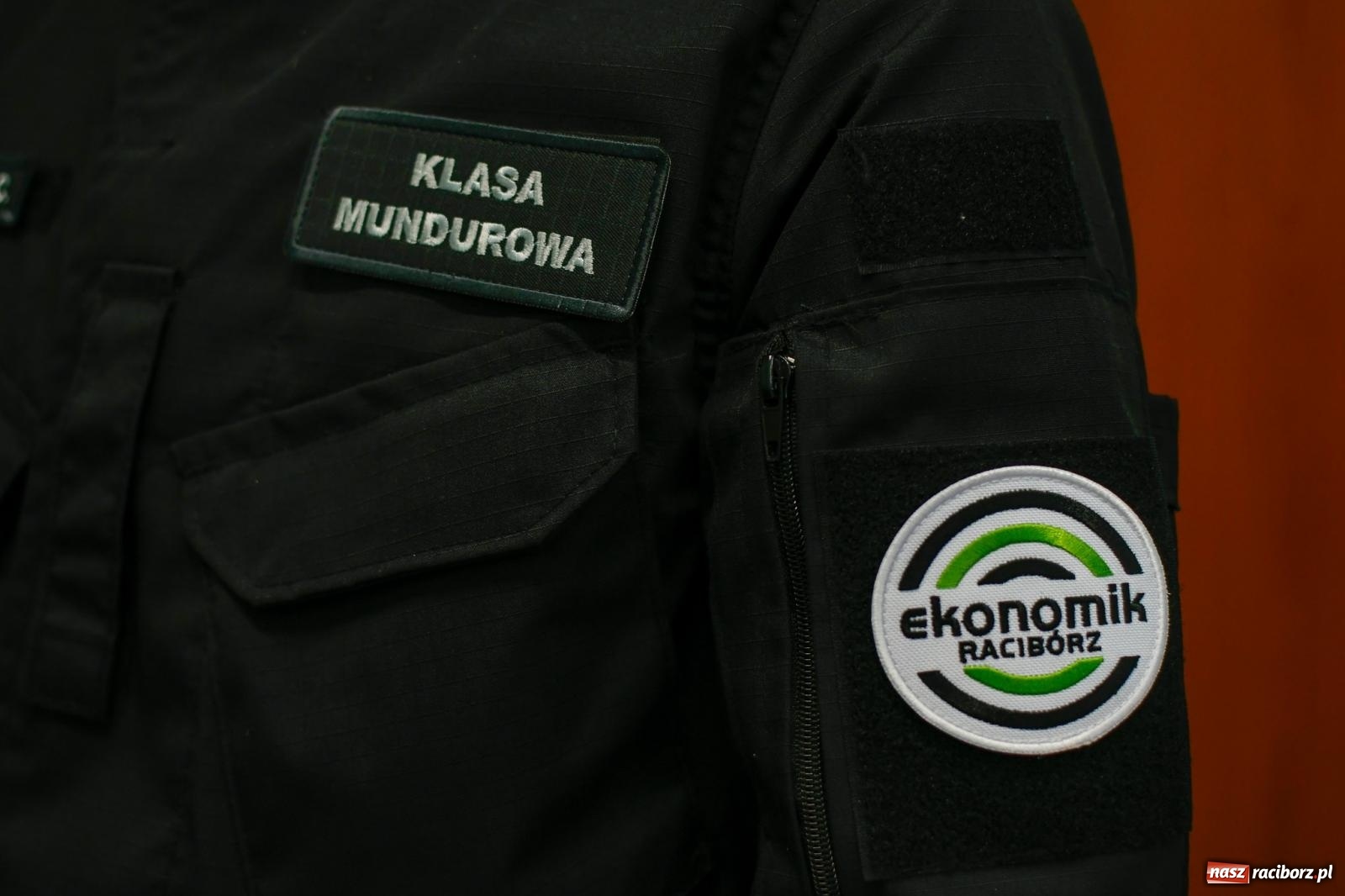 Zdjęcie w galerii na portalu naszraciborz.pl: Niech moc będzie z wami! Rekruci z Ekonomika złożyli ślubowanie wiadomości z regionu
