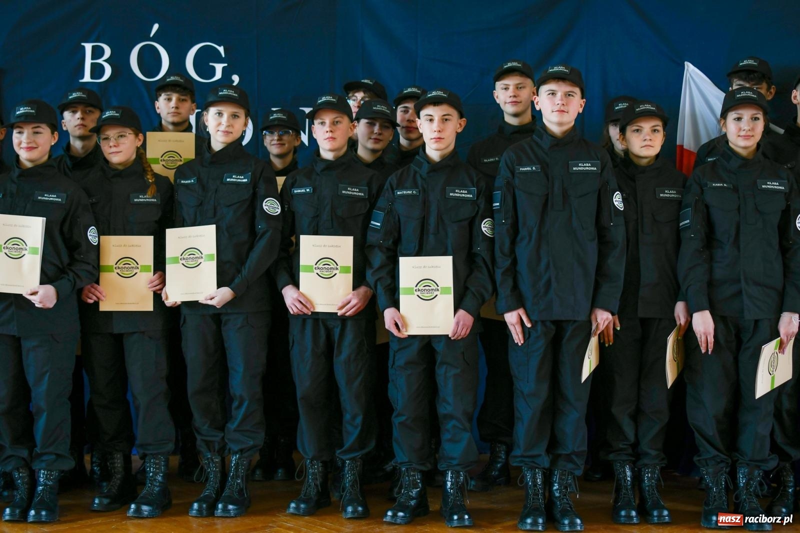 Zdjęcie w galerii na portalu naszraciborz.pl: Niech moc będzie z wami! Rekruci z Ekonomika złożyli ślubowanie wiadomości z regionu