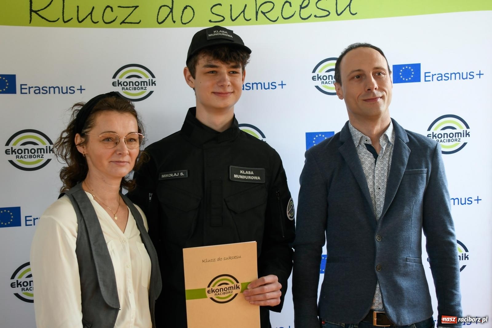 Zdjęcie w galerii na portalu naszraciborz.pl: Niech moc będzie z wami! Rekruci z Ekonomika złożyli ślubowanie wiadomości z regionu