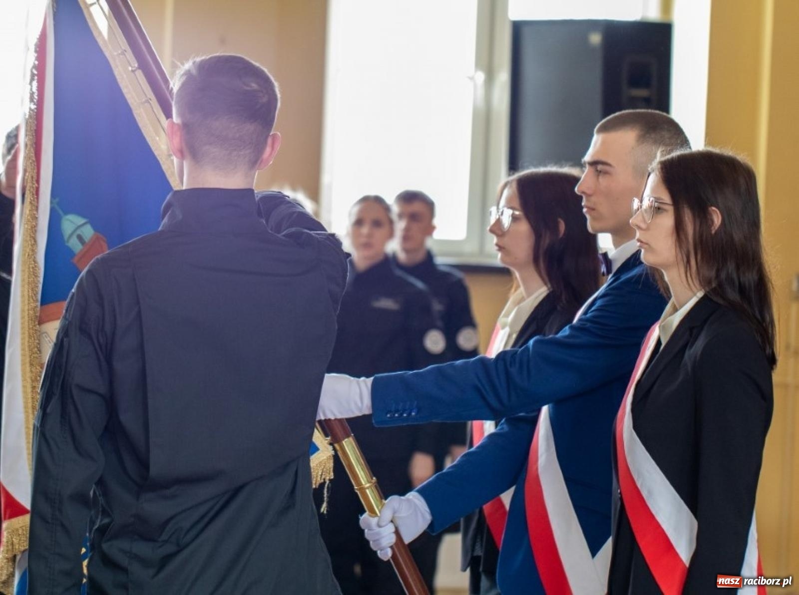 Zdjęcie w galerii na portalu naszraciborz.pl: Niech moc będzie z wami! Rekruci z Ekonomika złożyli ślubowanie wiadomości z regionu