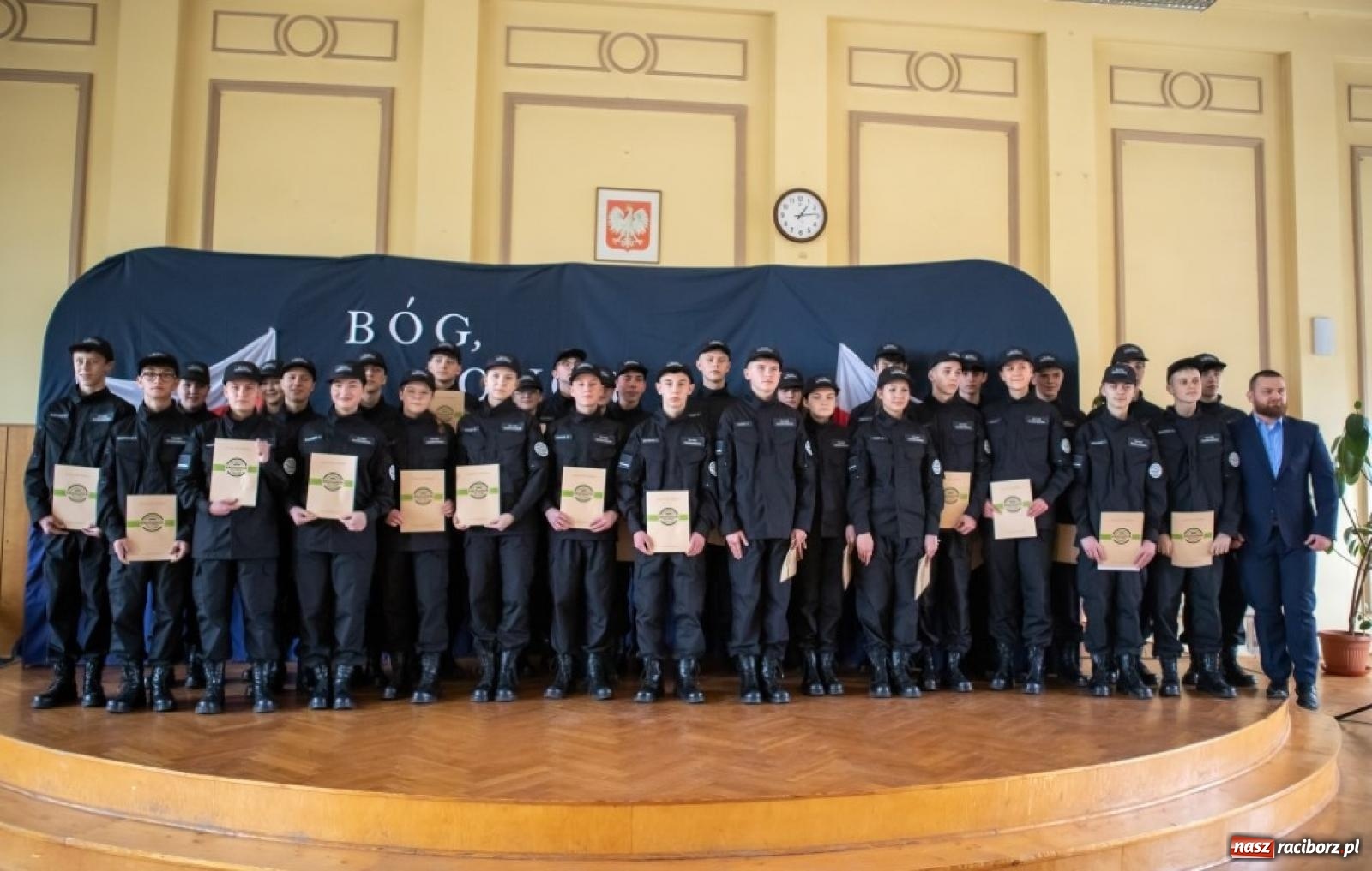 Zdjęcie w galerii na portalu naszraciborz.pl: Niech moc będzie z wami! Rekruci z Ekonomika złożyli ślubowanie wiadomości z regionu