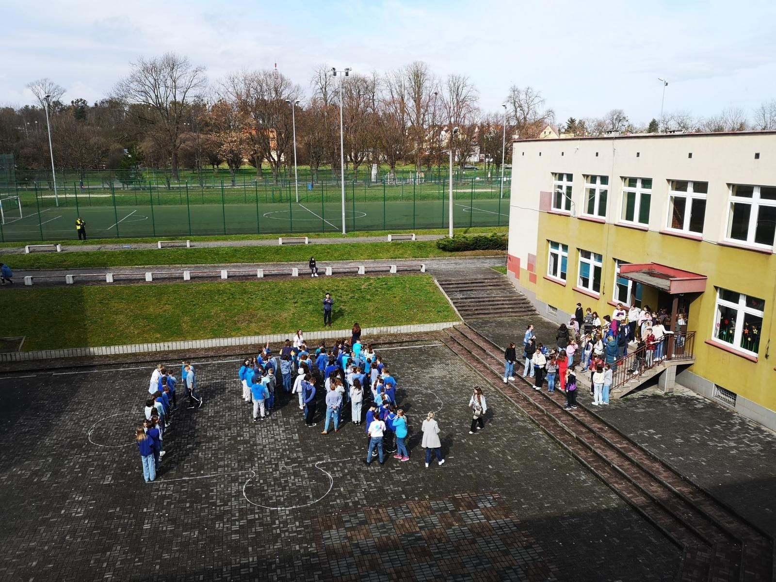 Zdjęcie w galerii na portalu naszraciborz.pl: Happening w SP18 z okazji Światowego Dnia Świadomości Autyzmu wiadomości z regionu