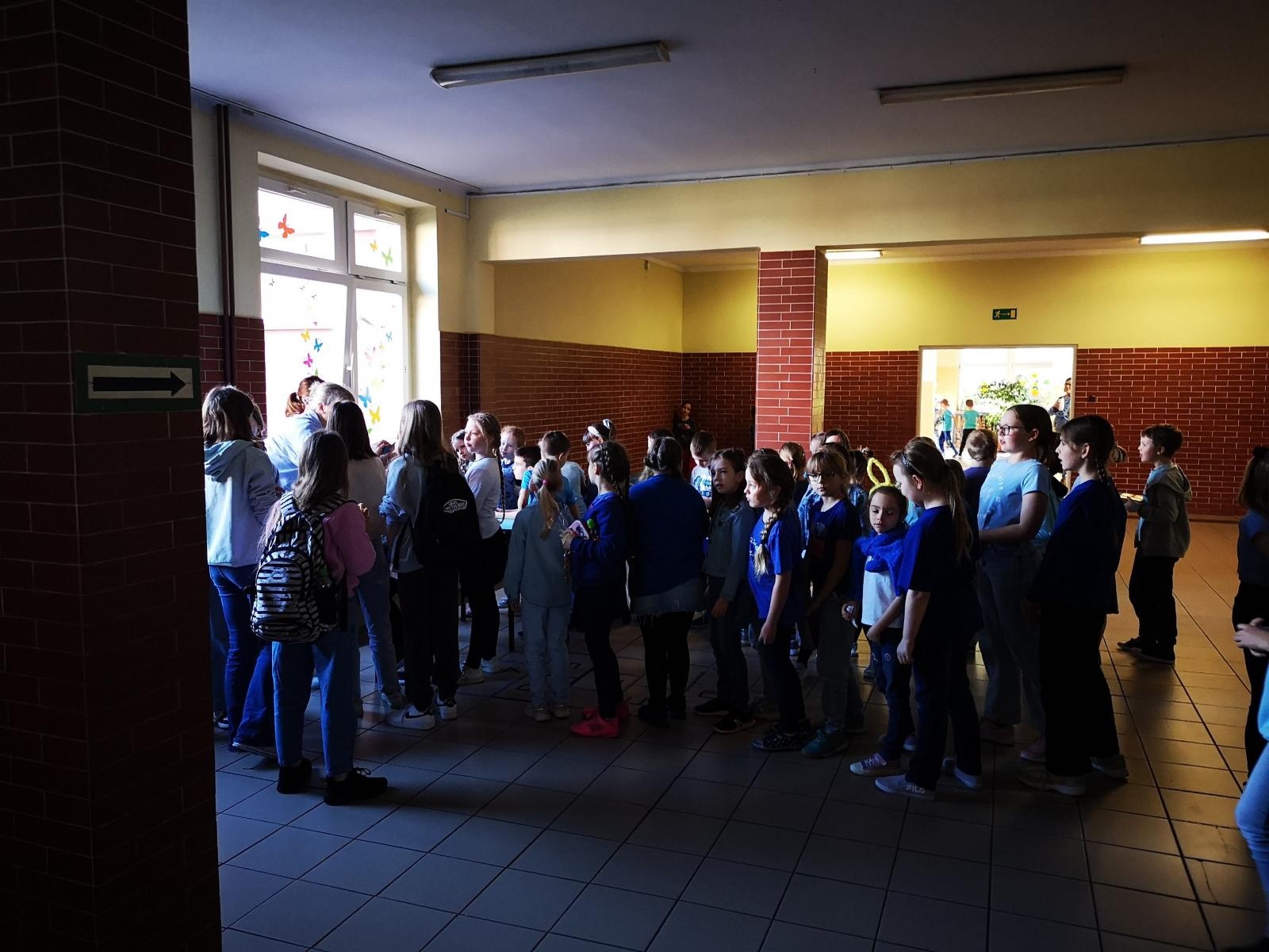 Zdjęcie w galerii na portalu naszraciborz.pl: Happening w SP18 z okazji Światowego Dnia Świadomości Autyzmu wiadomości z regionu