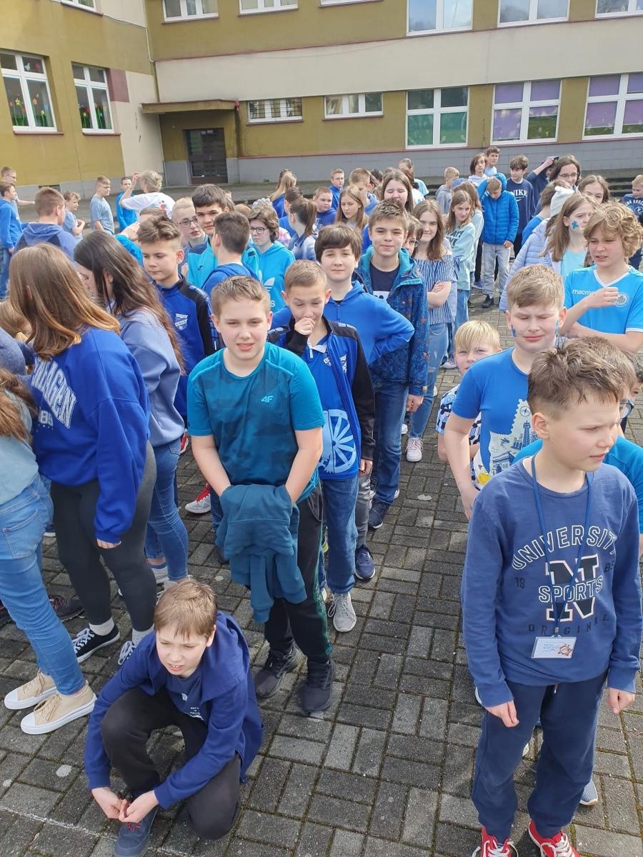 Zdjęcie w galerii na portalu naszraciborz.pl: Happening w SP18 z okazji Światowego Dnia Świadomości Autyzmu wiadomości z regionu