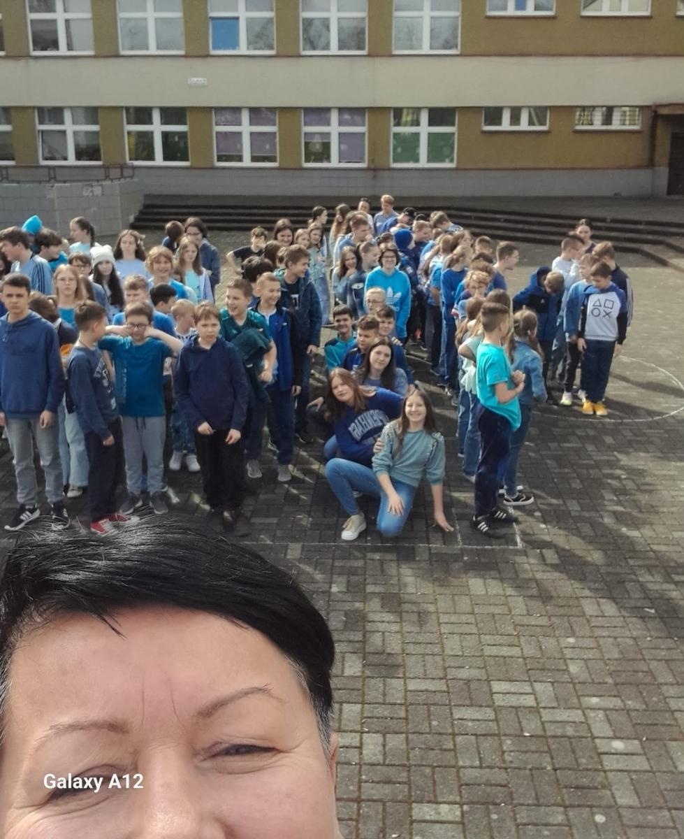 Zdjęcie w galerii na portalu naszraciborz.pl: Happening w SP18 z okazji Światowego Dnia Świadomości Autyzmu wiadomości z regionu