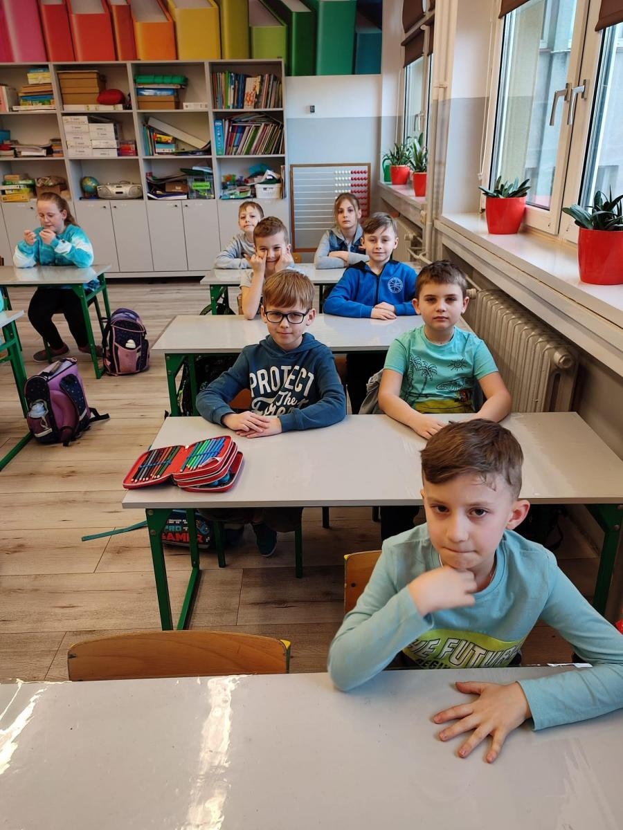 Zdjęcie w galerii na portalu naszraciborz.pl: Happening w SP18 z okazji Światowego Dnia Świadomości Autyzmu wiadomości z regionu