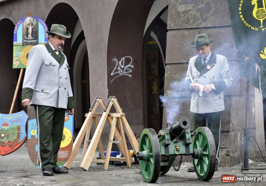 Zdjęcie w galerii na portalu naszraciborz.pl: Najpierw huk, a potem już liczenie wiadomości z regionu