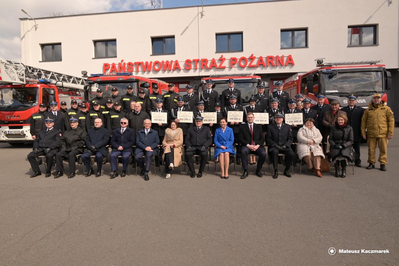Zdjęcie w galerii na portalu naszraciborz.pl: Strażacy z naszego powiatu odebrali promesy na nowe wozy bojowe wiadomości z regionu