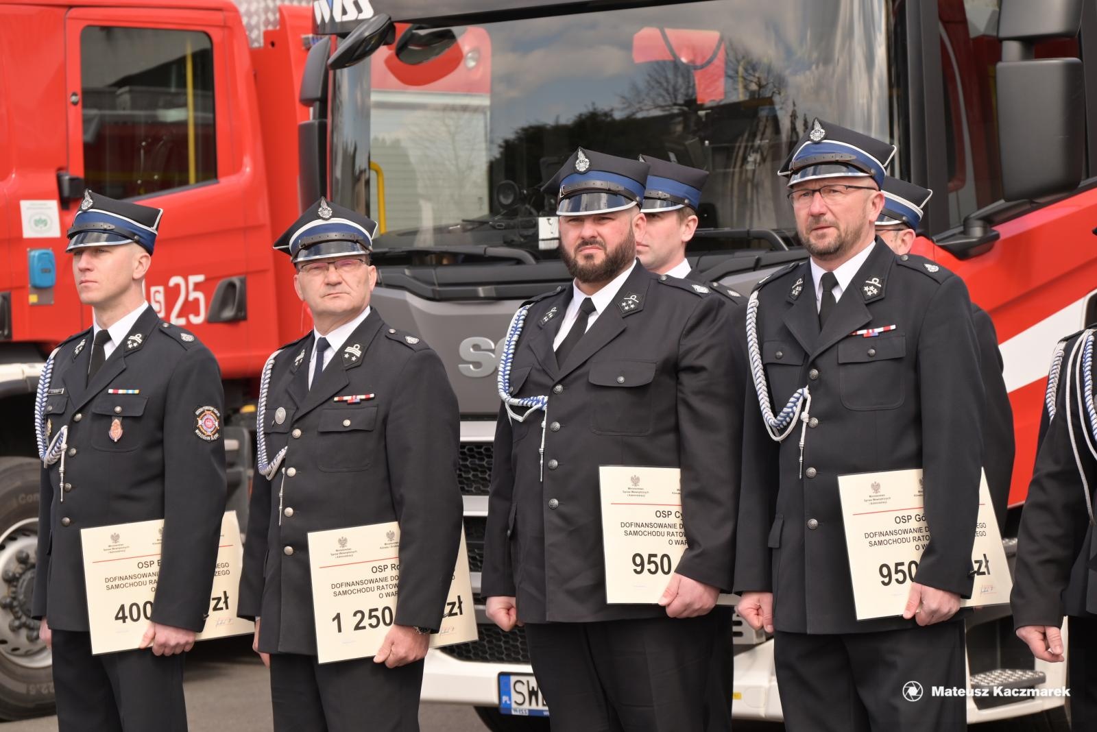 Zdjęcie w galerii na portalu naszraciborz.pl: Strażacy z naszego powiatu odebrali promesy na nowe wozy bojowe wiadomości z regionu