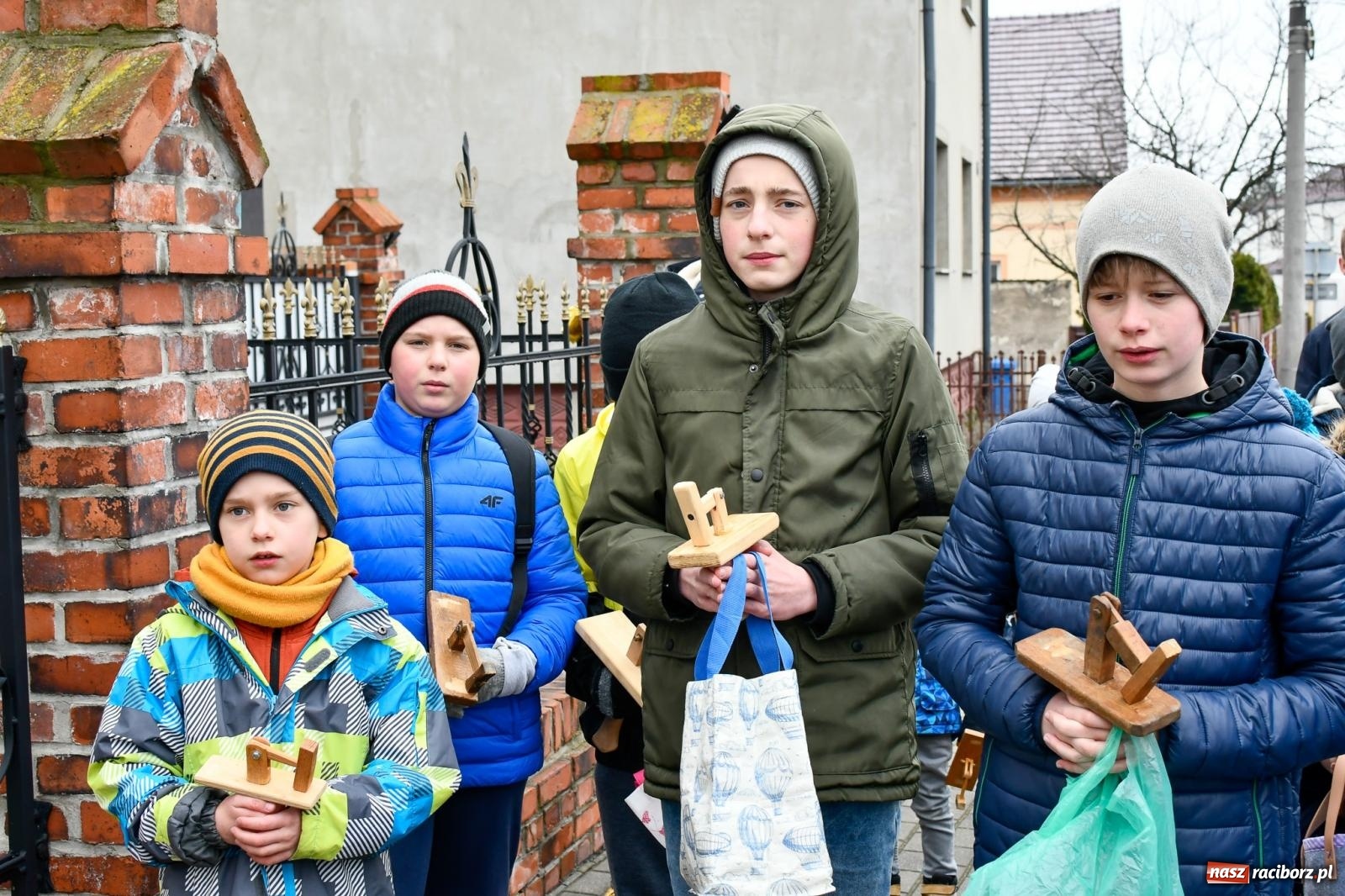 Zdjęcie w galerii na portalu naszraciborz.pl: Anioł Pański i w drogę. Wielkopiątkowe kłapanie w Sudole [FOTO i WIDEO] wiadomości z regionu