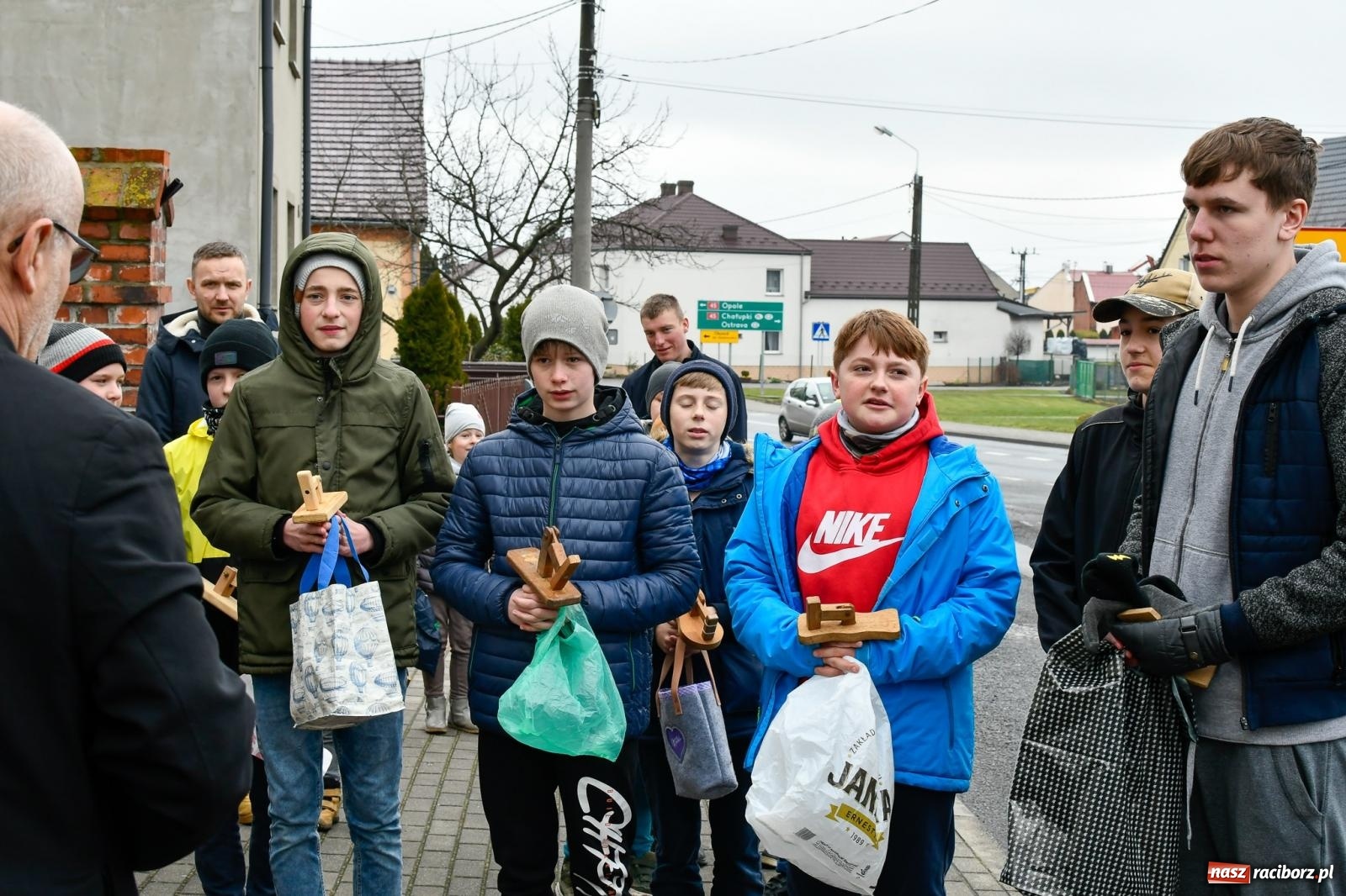 Zdjęcie w galerii na portalu naszraciborz.pl: Anioł Pański i w drogę. Wielkopiątkowe kłapanie w Sudole [FOTO i WIDEO] wiadomości z regionu