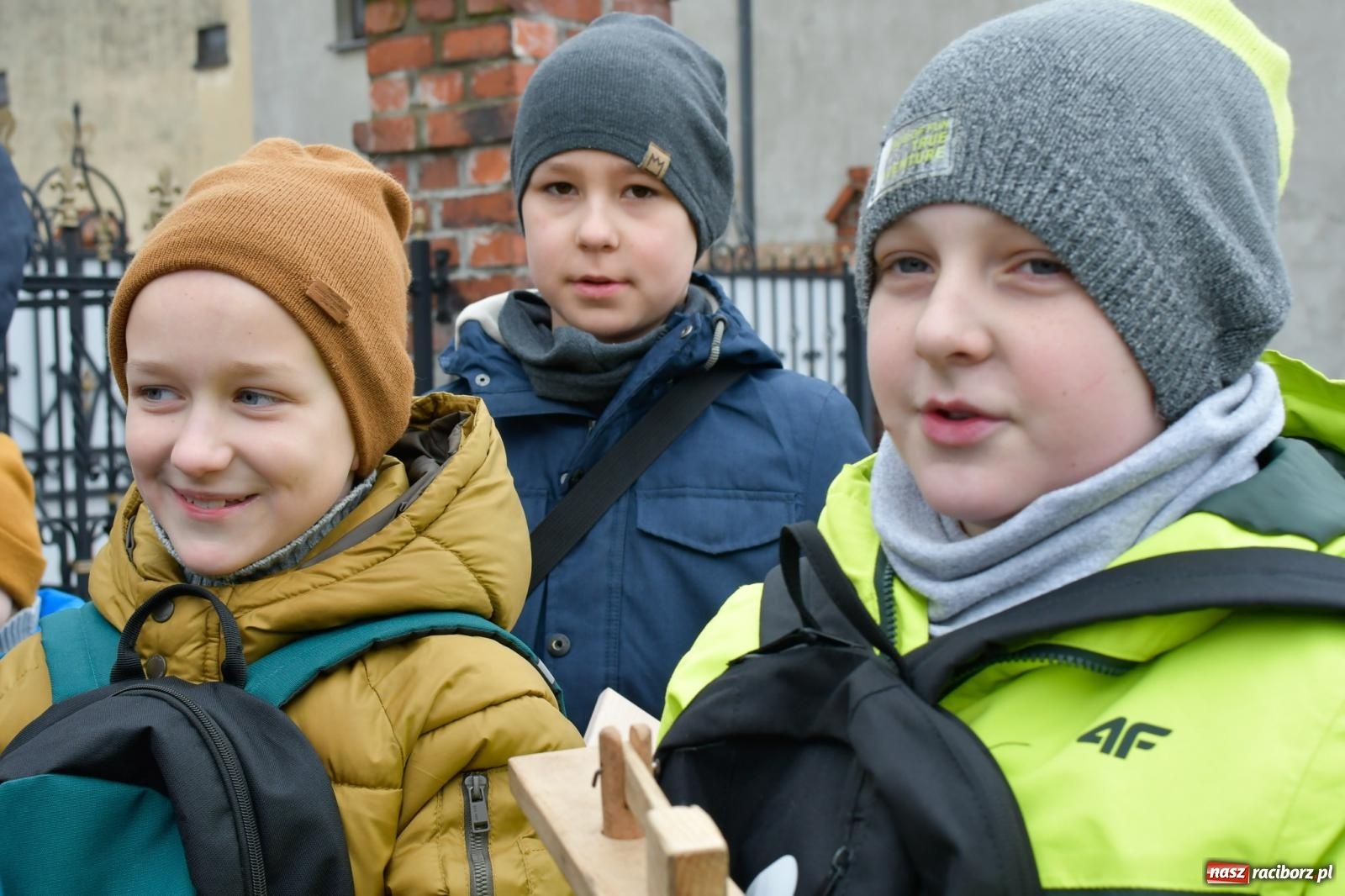 Zdjęcie w galerii na portalu naszraciborz.pl: Anioł Pański i w drogę. Wielkopiątkowe kłapanie w Sudole [FOTO i WIDEO] wiadomości z regionu