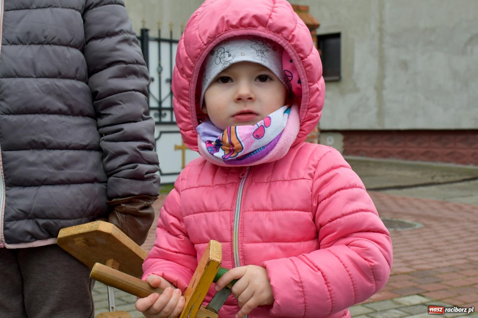 Zdjęcie w galerii na portalu naszraciborz.pl: Anioł Pański i w drogę. Wielkopiątkowe kłapanie w Sudole [FOTO i WIDEO] wiadomości z regionu