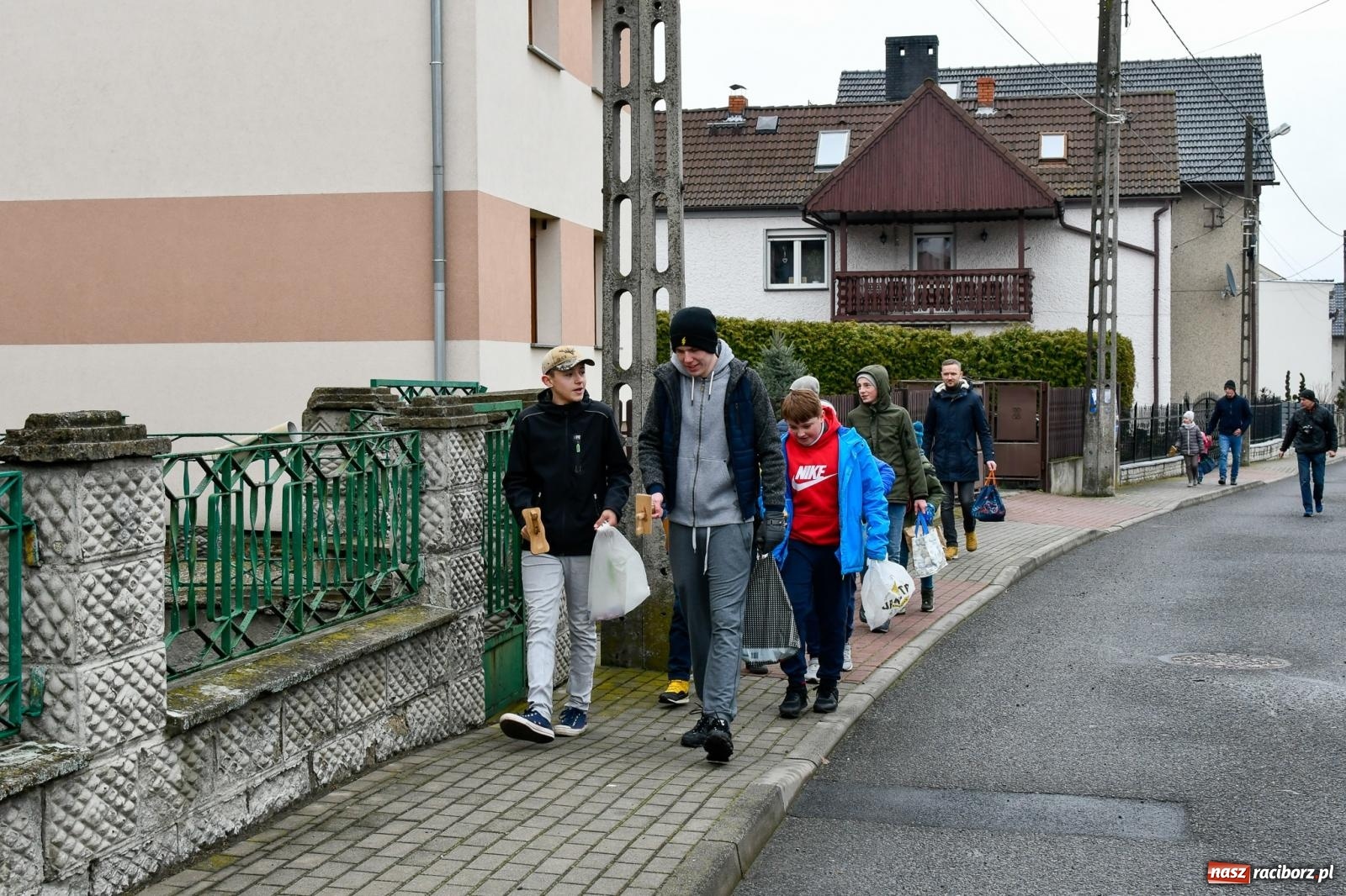Zdjęcie w galerii na portalu naszraciborz.pl: Anioł Pański i w drogę. Wielkopiątkowe kłapanie w Sudole [FOTO i WIDEO] wiadomości z regionu