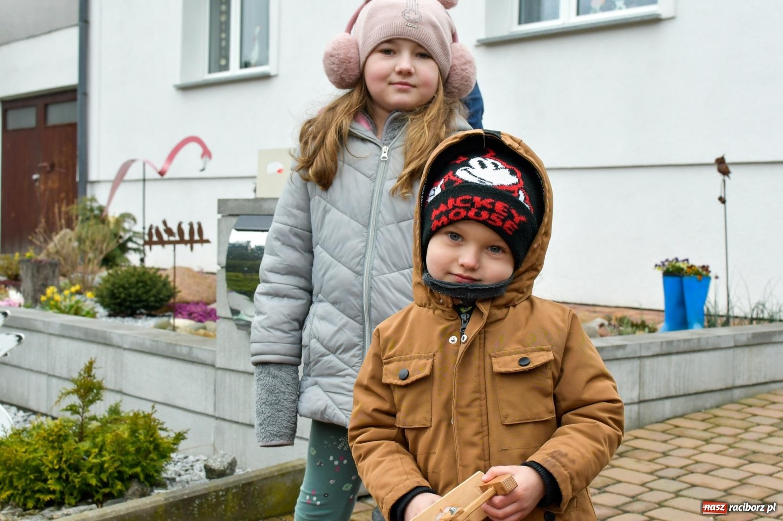 Zdjęcie w galerii na portalu naszraciborz.pl: Anioł Pański i w drogę. Wielkopiątkowe kłapanie w Sudole [FOTO i WIDEO] wiadomości z regionu
