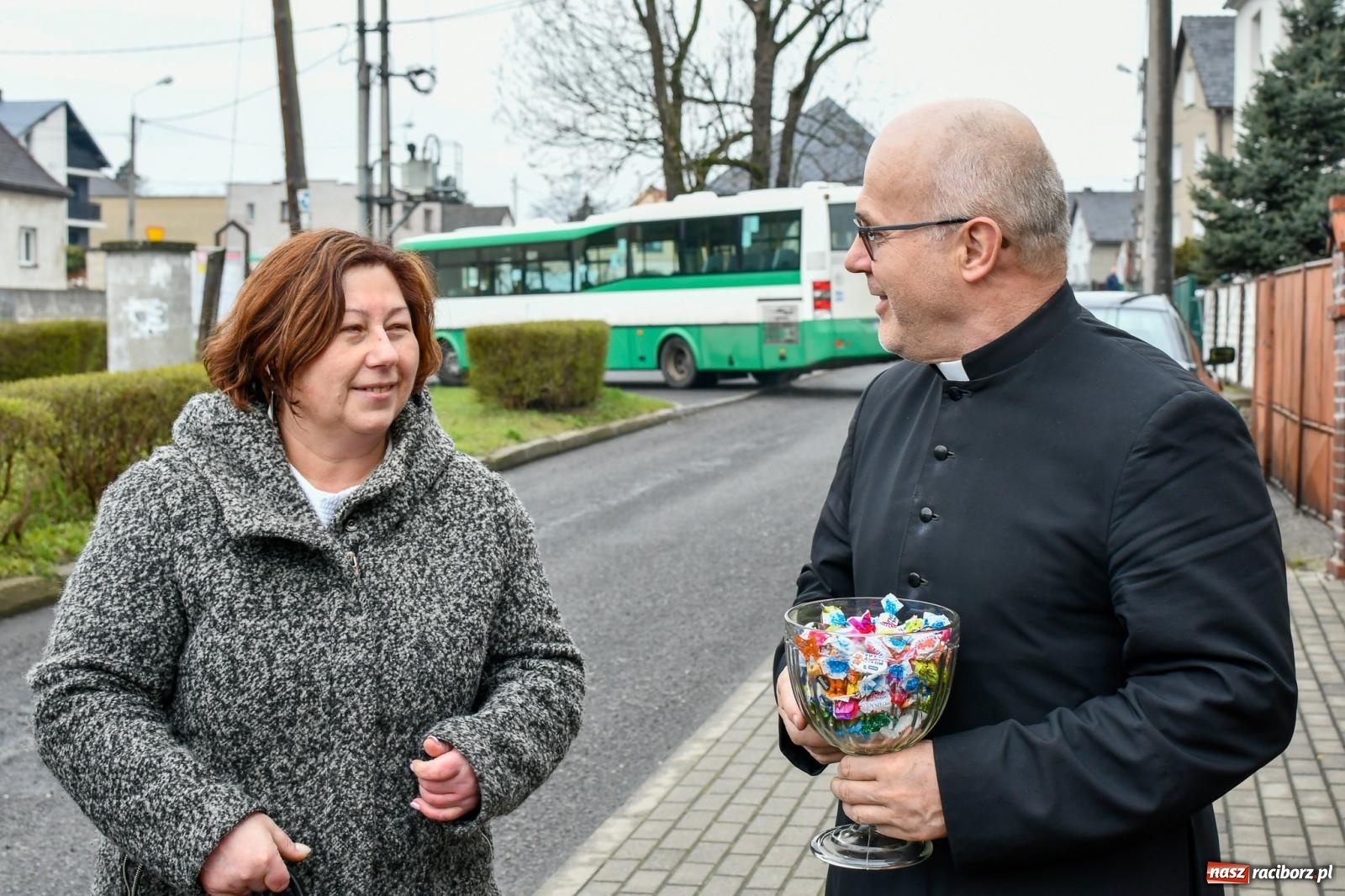 Zdjęcie w galerii na portalu naszraciborz.pl: Anioł Pański i w drogę. Wielkopiątkowe kłapanie w Sudole [FOTO i WIDEO] wiadomości z regionu