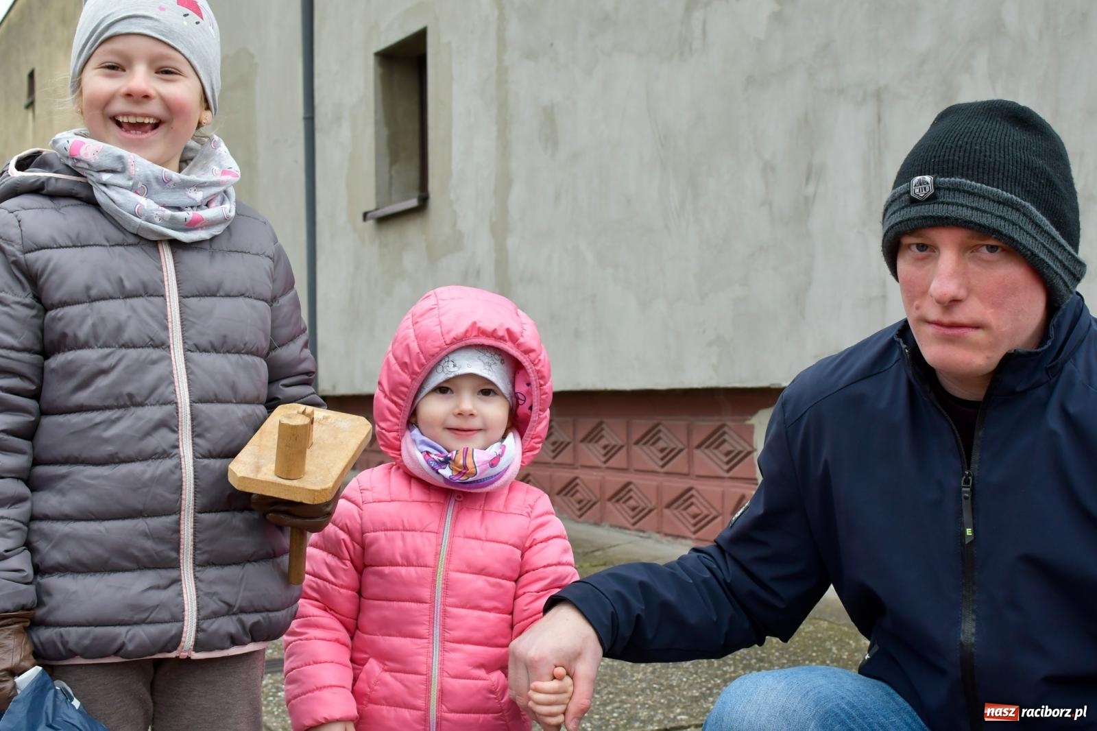 Zdjęcie w galerii na portalu naszraciborz.pl: Anioł Pański i w drogę. Wielkopiątkowe kłapanie w Sudole [FOTO i WIDEO] wiadomości z regionu