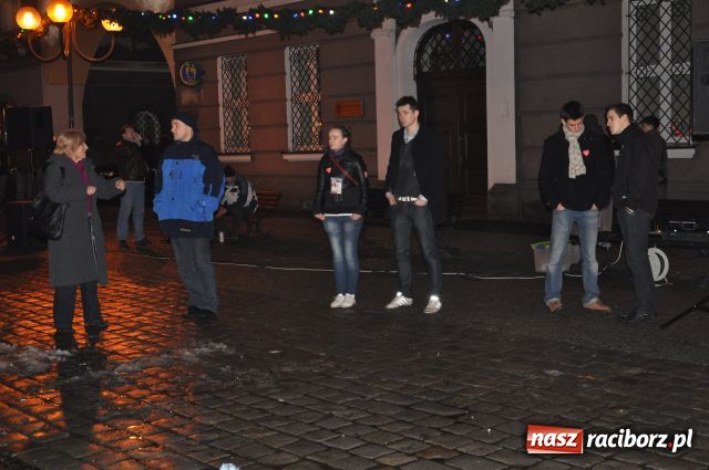 Zdjęcie w galerii na portalu naszraciborz.pl: Zakończyli tradycyjnie Światełkiem do Nieba wiadomości z regionu