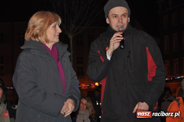 Zdjęcie w galerii na portalu naszraciborz.pl: Zakończyli tradycyjnie Światełkiem do Nieba wiadomości z regionu