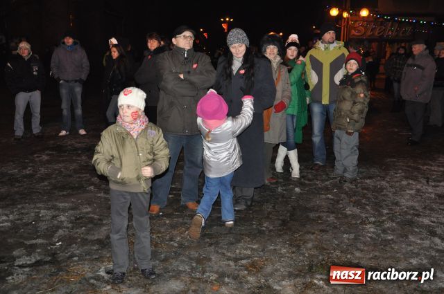 Zdjęcie w galerii na portalu naszraciborz.pl: Zakończyli tradycyjnie Światełkiem do Nieba wiadomości z regionu