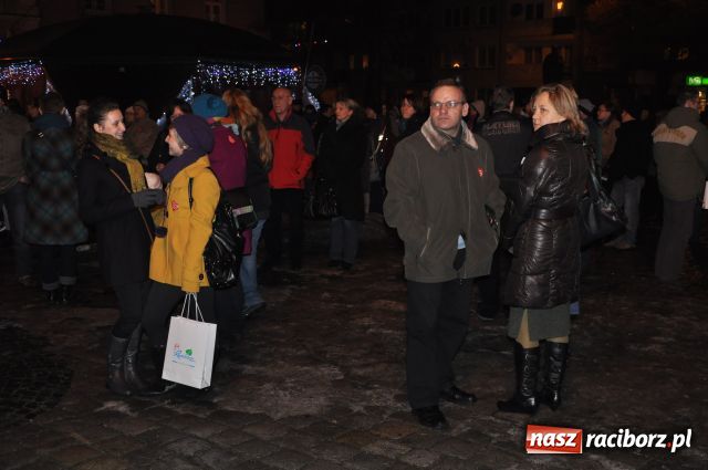 Zdjęcie w galerii na portalu naszraciborz.pl: Zakończyli tradycyjnie Światełkiem do Nieba wiadomości z regionu