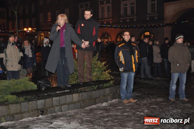 Zdjęcie w galerii na portalu naszraciborz.pl: Zakończyli tradycyjnie Światełkiem do Nieba wiadomości z regionu