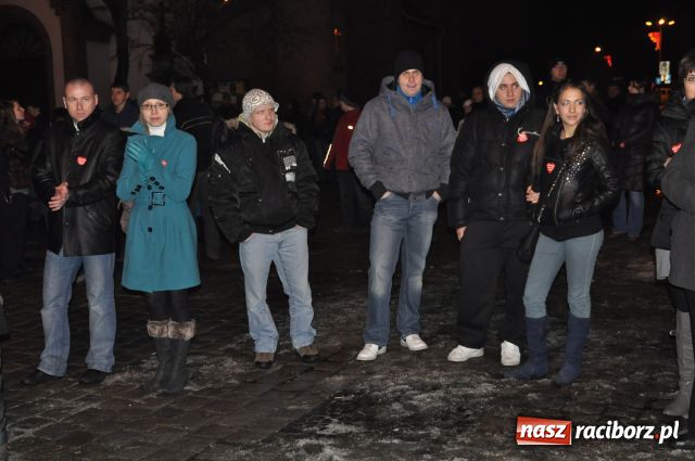 Zdjęcie w galerii na portalu naszraciborz.pl: Zakończyli tradycyjnie Światełkiem do Nieba wiadomości z regionu