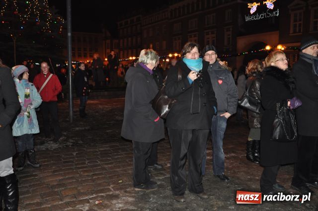 Zdjęcie w galerii na portalu naszraciborz.pl: Zakończyli tradycyjnie Światełkiem do Nieba wiadomości z regionu