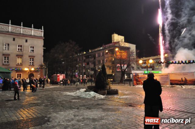 Zdjęcie w galerii na portalu naszraciborz.pl: Zakończyli tradycyjnie Światełkiem do Nieba wiadomości z regionu