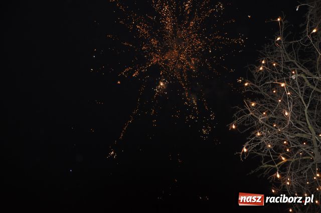 Zdjęcie w galerii na portalu naszraciborz.pl: Zakończyli tradycyjnie Światełkiem do Nieba wiadomości z regionu