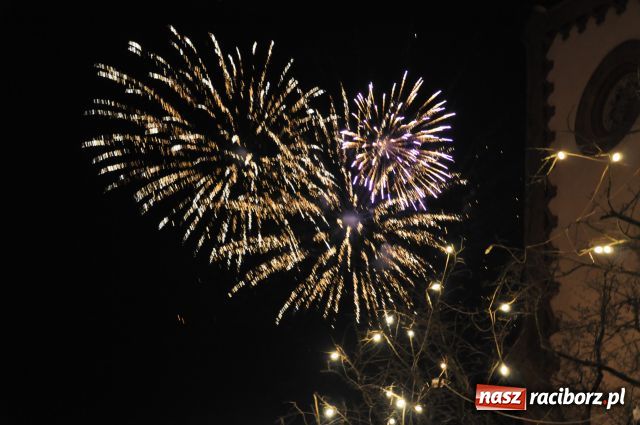 Zdjęcie w galerii na portalu naszraciborz.pl: Zakończyli tradycyjnie Światełkiem do Nieba wiadomości z regionu