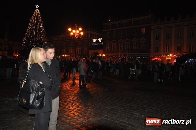 Zdjęcie w galerii na portalu naszraciborz.pl: Zakończyli tradycyjnie Światełkiem do Nieba wiadomości z regionu