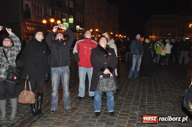 Zdjęcie w galerii na portalu naszraciborz.pl: Zakończyli tradycyjnie Światełkiem do Nieba wiadomości z regionu