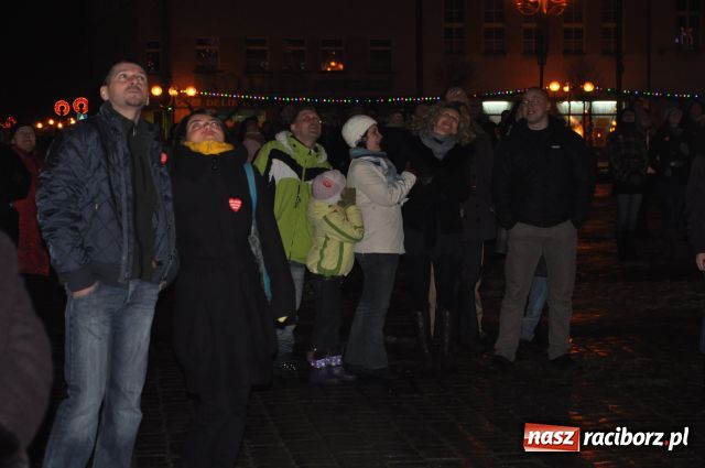 Zdjęcie w galerii na portalu naszraciborz.pl: Zakończyli tradycyjnie Światełkiem do Nieba wiadomości z regionu