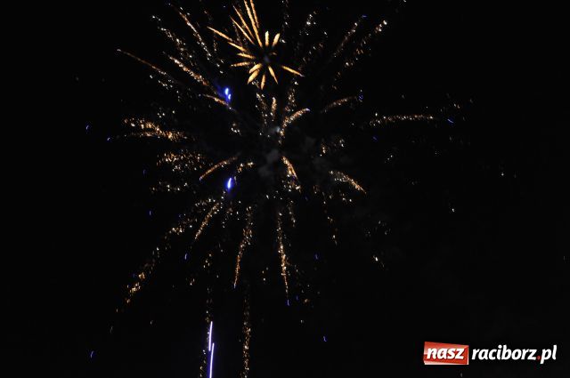 Zdjęcie w galerii na portalu naszraciborz.pl: Zakończyli tradycyjnie Światełkiem do Nieba wiadomości z regionu
