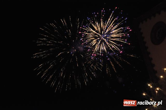 Zdjęcie w galerii na portalu naszraciborz.pl: Zakończyli tradycyjnie Światełkiem do Nieba wiadomości z regionu