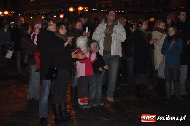 Zdjęcie w galerii na portalu naszraciborz.pl: Zakończyli tradycyjnie Światełkiem do Nieba wiadomości z regionu