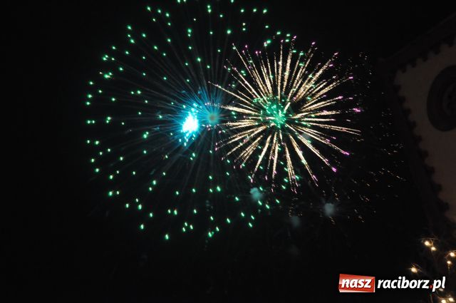 Zdjęcie w galerii na portalu naszraciborz.pl: Zakończyli tradycyjnie Światełkiem do Nieba wiadomości z regionu