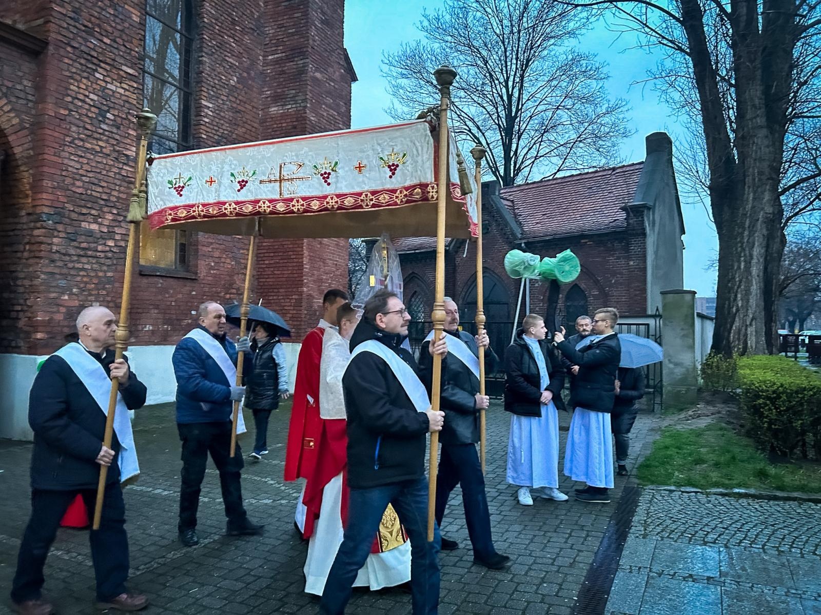 Zdjęcie w galerii na portalu naszraciborz.pl: Wielki Piątek w parafii WNMP w Raciborzu [FOTO i WIDEO] wiadomości z regionu